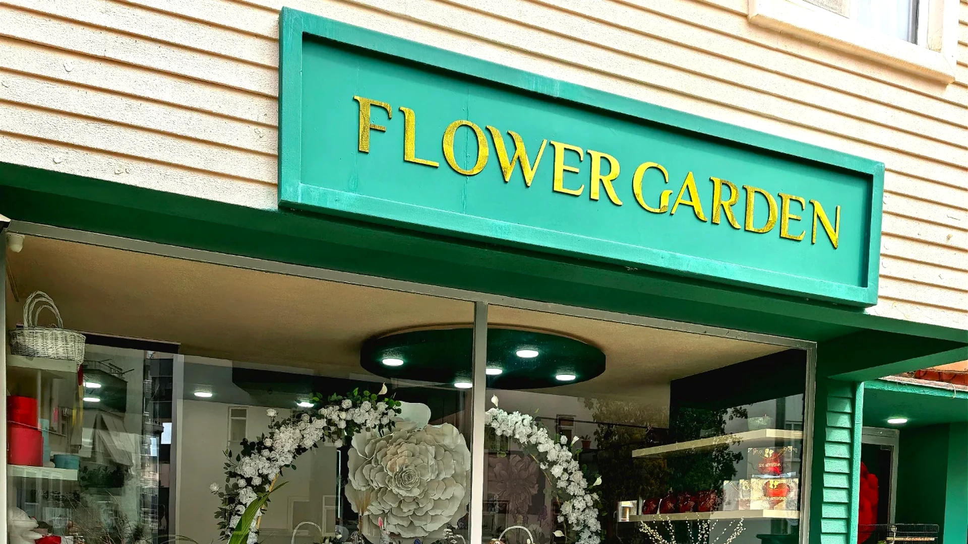 Flower Garden çiçekçi mağazası vitrini